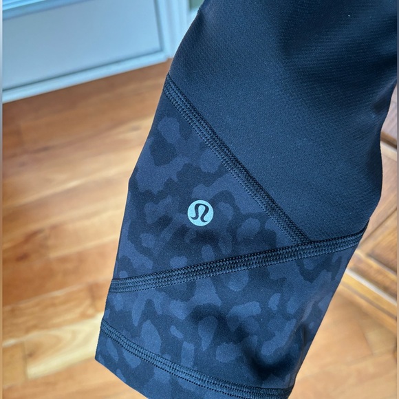 Women’s size 6 Lululemon short yoga pants with sheer black back panel on calf. - Picture 3 of 9